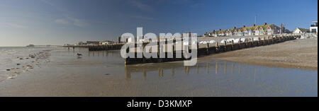 Panorama di East Worthing beach a bassa marea, West Sussex, Regno Unito Foto Stock