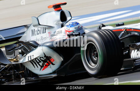 (Dpa) - l'immagine mostra il Finlandese pilota di Formula Uno Kimi Raikkonen della McLaren Mercedes in azione durante la seconda sessione di prove libere sul circuito di Hungaroring race track vicino a Budapest, Ungheria, venerdì 29 luglio 2005. Il Gran Premio di Ungheria si svolge domenica 31 luglio. Foto: Gero Breloer Foto Stock