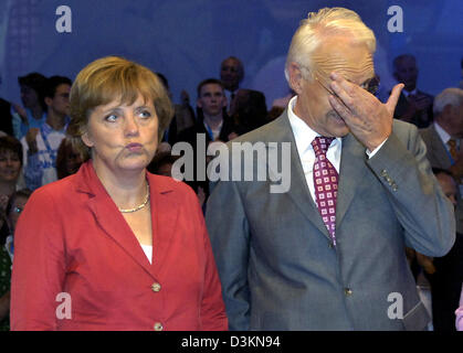 (Dpa) - presidentessa e Cancelliere del candidato del conservatori (CDU) Angela Merkel (L) e Presidente di conservatori sociali (CSU) e il Primo ministro bavarese Edmund Stoiber stand da lato a lato in Monaco di Baviera, Germania, il 30 luglio 2005. La CSU inizia ufficialmente la loro campagna elettorale con la Merkel e Stoiber. Foto: Matthias Schrader Foto Stock