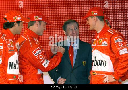 (Dpa file) - Tedesco pilota di Formula Uno Michael Schumacher, capo del team Jean Todt, Brasiliano compagno di squadra Rubens Barrichello e il Brasiliano test driver Felipe Massa (R-L) di tenere le dita incrociate all'introduzione della Ferrari auto di Formula Uno per la stagione 2003 a Maranello, l'Italia, 7 febbraio 2003. Barrichello lascia la Ferrari dopo questa stagione e modifiche al britannico di Formula Foto Stock