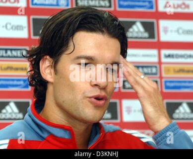 (Dpa) - Michael Ballack, capitano della squadra della Bundesliga tedesca champion FC Bayern Monaco, parla durante una conferenza stampa prima del suo compagno di squadra la sessione di prove libere a Monaco di Baviera, Germania, Mercoledì, 03 agosto 2005. 28 anni di Ballack non ha voluto commentare un possibile cambiamento di club di calcio nel prossimo anno, appena due giorni prima dell' inizio della nuova stagione della Bundesliga. Foto Stock