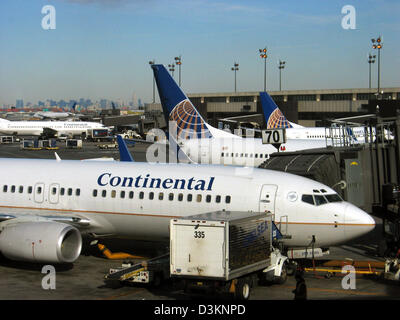 (Dpa) - Aeromobili della compagnia aerea "Continental Airlines' raffigurato sull'aeroporto di Newark/New Jersey, Stati Uniti, 4 marzo 2005. Sullo sfondo la skyline di Manhattan, New York, Stati Uniti può essere visto. Foto: Rolf Haid. Foto Stock