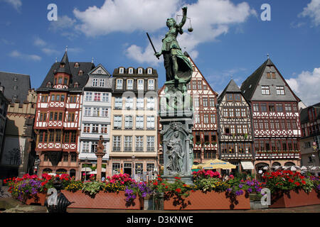 (Dpa) - l'immagine datata 30 giugno 2005 mostra la fontana della giustizia di fronte rinata le facciate storiche al cosiddetto Roemer in Frankfurt Main, Germania. Foto: Heiko Wolfraum Foto Stock