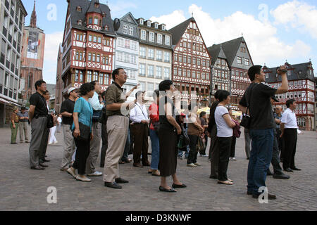 (Dpa) - l'immagine datata 30 giugno 2005 mostra turisti asiatici di fronte a ricostruire le facciate storiche al cosiddetto Roemer in Frankfurt Main, Germania. Foto: Heiko Wolfraum Foto Stock