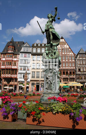 (Dpa) - l'immagine datata 30 giugno 2005 mostra la fontana della giustizia di fronte a ricostruire le facciate storiche al cosiddetto Roemer in Frankfurt Main, Germania. Foto: Heiko Wolfraum Foto Stock