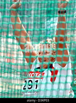 (Dpa) - atleta tedesca Franka Dietzsch celebra dopo che ha qualificato nel lancio del disco per le finali di domani in occasione della decima IAAF ai Campionati Mondiali di atletica di Helsinki (Finlandia), domenica 7 agosto 2005. Foto: Arne Dedert Foto Stock