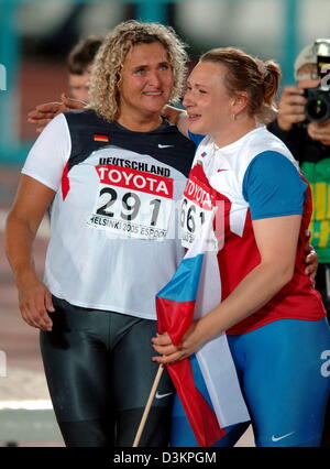 (Dpa) - Tedesco medaglia d'oro Franka Dietzsch riceve le congratulazioni di atleta russa Natalya Sadova (R) dopo la sua vittoria in campo femminile Discus concorso al decimo IAAF atletica ai Campionati Mondiali di Helsinki, Finlandia, giovedì, 11 agosto 2005. Foto: Arne Dedert Foto Stock