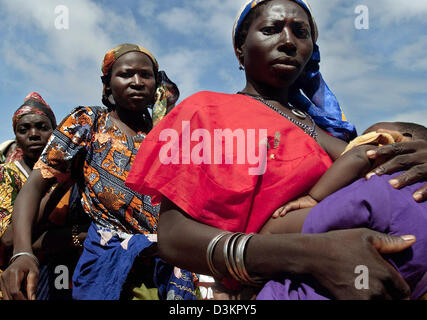 (Dpa) - Le donne con i loro bambini affamati attendere di fronte all'entrata principale dell'alimentazione terapeutica centro dell'organizzazione umanitaria "edecins sans frontieres" (Medici senza frontiere) a Maradi, in Niger, 15 agosto 2005. La fame è un problema perenne in Niger e Mali, Mauritania e Burkina Faso ed è stata aggravata da una invasione di locuste lo scorso anno seguita da siccità. Th Foto Stock