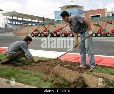 (Dpa) - lavoratori turchi condurre gli ultimi preparativi sul circuito per la Formula Uno Gran Premio di Turchia a Istanbul Park a Istanbul, Turchia, 17 agosto 2005. Gran Premio di Turchia si terrà per la prima volta domenica 21 agosto 2005. Foto: Roland Weihrauch Foto Stock