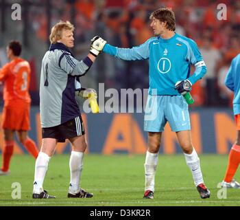 (Dpa) - il portiere della nazionale tedesca di calcio Oliver KAHN (L) dice addio alla nazionale olandese per il portiere Edwin van der Sar dopo la partita amichevole Olanda vs Germania al 'De Kuip' stadium di Rotterdam, Paesi Bassi, 17 agosto 2005. La partita si è conclusa in un 2-2 a. Foto: Bernd Weissbrod Foto Stock