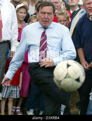 (Dpa) - Il cancelliere tedesco Gerhard Schroeder (SPD) butta un pallone da calcio durante una campagna elettorale evento del suo partito alla circoscrizione elettorale di Steglitz Berlino, Germania, 19 agosto 2005. Schroeder, che è noto come un tifoso di calcio e il socialdemocratico del segretario generale e la circoscrizione elettorale di front runner Klaus Uwe Benneter poi visitato insieme un tournam Foto Stock