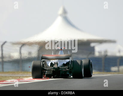 (Dpa) - l'immagine mostra il Finlandese pilota di Formula Uno Kimi Raikkonen della McLaren Mercedes in azione durante la sessione di pratica del bagno turco in un Gran Premio di Formula 1 a Istanbul Park, Turchia, sabato 20 agosto 2005. Raikkonen cadenzato il tempo più veloce alla quarta sessione pratica. Bagno turco in FORMULA ONE Grand Prix avrà luogo per la prima volta domenica 21 agosto 2005. Foto: Roland Weih Foto Stock