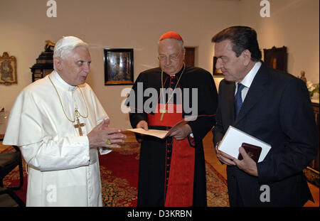 Papa Benedetto XVI (L) accoglie con Angelo Cardinale Sodano il Cancelliere federale Schröder (R) durante la XX Giornata Mondiale della Gioventù in Arcivescovado di Colonia, in Germania, sabato 20 agosto 2005. Oggi il leader della Chiesa cattolica ha incontrato numerosi politici della posizione alta per le udienze private, il Presidente del Bundestag Wolfgang Thierse (SPD) nonché presidentessa della C Foto Stock