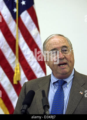 (Dpa) - designato ambasciatore statunitense in Germania William Robert Timken jr. parla con i giornalisti nel corso di una conferenza stampa presso l'aeroporto internazionale di Tegel di Berlino, Germay, mercoledì 24 agosto 2005. Il 66-anno-vecchio Timken è un imprenditore, sposato e ha sei figli e sette nipoti. Foto: Peer Grimm Foto Stock