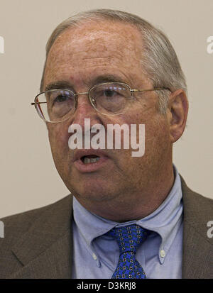 (Dpa) - designato ambasciatore statunitense in Germania William Robert Timken jr. parla con i giornalisti nel corso di una conferenza stampa presso l'aeroporto internazionale di Tegel di Berlino, Germay, mercoledì 24 agosto 2005. Il 66-anno-vecchio Timken è un imprenditore, sposato e ha sei figli e sette nipoti. Foto: Peer Grimm Foto Stock