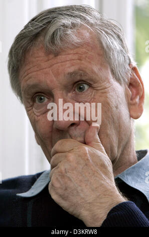 (Dpa) - L'autore israeliano Amos Oz risponde alle domande durante un colloquio a Francoforte sul Meno, Germania, venerdì 26 agosto 2005. Oz è considerato uno dei più grandi veggenti di pace del suo paese. Il 66-enne autore che già detiene molti riconoscimenti, sarà assegnato il Premio Goethe della città di Francoforte sul Meno, domenica 28 agosto 2005. Foto: Frank può Foto Stock