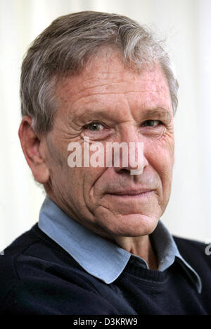 (Dpa) - L'autore israeliano Amos Oz risponde alle domande durante un colloquio a Francoforte sul Meno, Germania, venerdì 26 agosto 2005. Oz è considerato uno dei più grandi veggenti di pace del suo paese. Il 66-enne autore che già detiene molti riconoscimenti, sarà assegnato il Premio Goethe della città di Francoforte sul Meno, domenica 28 agosto 2005. Foto: Frank può Foto Stock