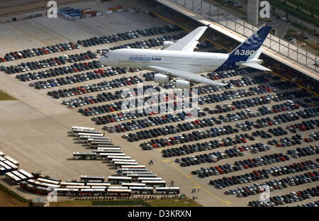 La foto mostra al mondo il più grande aereo di linea di passeggeri Airbus A380 sorvolano il velivolo fabbricante durante il 'Airbus family day ad Amburgo, in Germania, sabato 27 agosto 2005. L'aereo di linea dotato di quattro motori volato da Tolosa, Francia ad Amburgo per il suo debutto in tedesco. Diverse centinaia di migliaia di visitatori hanno partecipato all'airshow. Parole chiave: Economy-Business-Fin Foto Stock