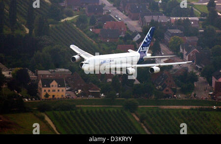 La foto mostra al mondo il più grande aereo di linea di passeggeri Airbus A380 volando sopra la più grande di tutta Europa frutta adiacente area di produzione denominata "Antica terra' ('Altes Land") vicino ad Amburgo, in Germania, sabato 27 agosto 2005. L'aereo di linea dotato di quattro motori volato da Tolosa, Francia ad Amburgo per il suo debutto in tedesco in occasione del costruttore di aeromobili di 'Airbus family day". Diversi hund Foto Stock