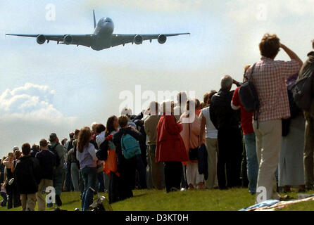 (Dpa) - l'immagine mostra al mondo il più grande aereo di linea di passeggeri Airbus A380 sorvolano il velivolo fabbricante durante il 'Airbus family day ad Amburgo, in Germania, sabato 27 agosto 2005. L'aereo di linea dotato di quattro motori volato da Tolosa, Francia ad Amburgo per il suo debutto in tedesco. Diverse centinaia di migliaia di visitatori hanno partecipato all'airshow. Il velivolo non alig Foto Stock