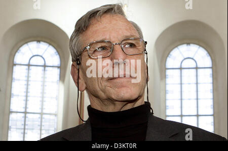 (Dpa) - autore israeliano Amos Oz ascolta la sua laudation durante la mano sopra la cerimonia del Premio Goethe nella Paulskirche a Francoforte in Germania, domenica 28 agosto 2005. Il 66-anno-vecchio Oz ha ricevuto il Premio Goethe della città di Francoforte sul Meno dotato di 50.000 euro per la sua diversità tematiche e il suo virtuosismo stilistic che ha fatto di lui uno dei più importanti autori della presente Foto Stock