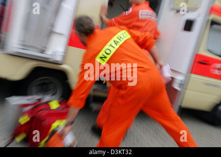 (Dpa) - membro di equipaggio e il medico del pronto soccorso Walter Weber di Salvataggio in elicottero "Christoph 27' si prepara per una missione di salvataggio di fronte una croce rossa van in Nuremberg, Germania, 29 luglio 2005. L'elicottero è di stanza presso il tedesco Air Rescue (DRF) sito di Norimberga. Foto: Patrick Seeger Foto Stock