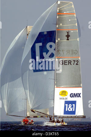 (Dpa) - l'immagine mostra la barca di United Internet Team Germany GER 72 (R) e la barca del team francese K-sfida durante la vela a Malmö, Svezia, Lunedì 29 Agosto 2005. Il penultimo giorno del Louis Vuitton Act 6, il tedesco della Coppa America team è al decimo posto. Foto: Maurizio Gambarini Foto Stock