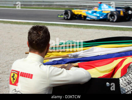 (Dpa) - Tedesco pilota di Formula Uno Michael Schumacher (anteriore) della Ferrari guarda il suo avversario lo spagnolo della Renault Fernando Alonso durante la seconda sessione di formazione al di fuori del circuito di Formula Uno a Monza, Italia, venerdì 02 settembre 2005. Schumacher span durante la fase di esecuzione pratica. Il Gran Premio d'Italia si svolgerà qui di domenica 04 settembre. Foto: Gero Breloer Foto Stock