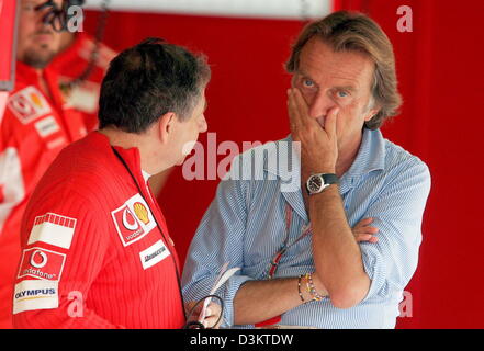 (Dpa) - Il presidente della Ferrari, italiano Luca di Montezemolo (R) e la Ferrari del team principal francese Jean Todt chat durante la sessione di qualifica presso il circuito di Formula Uno a Monza, Italia, sabato 03 settembre 2005. Il Gran Premio di Italia si svolgerà a Monza la domenica 04 settembre 2005. Foto: Gero Breloer Foto Stock