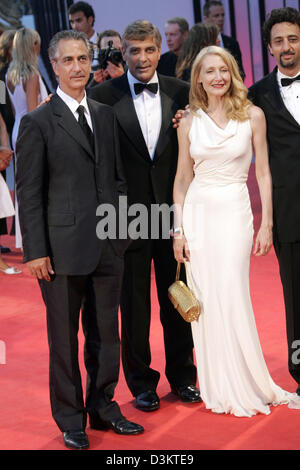 (Dpa) - L'attore David Strathairn (L-R), regista e attore George Clooney e l'attrice Patricia Clarkson incontro presso la premiere del film "Buona notte e buona fortuna' al Festival Internazionale del Cinema di Venezia, Italia, 01 settembre 2005. Foto: Hubert Boesl Foto Stock