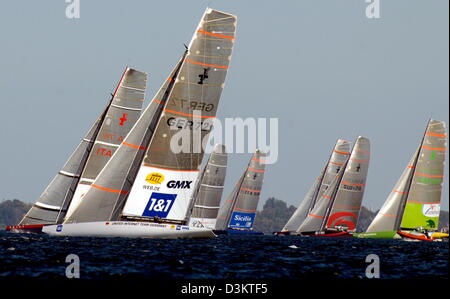 Il tedesco sailing yacht 'GER 72' (2F1) della United Internet Team Germany sailes durante la " Atto 7' fleetrace delle regate preliminari in vista della Coppa America yacht race al largo della costa di Malmoe, Svezia, Sabato, 03 settembre 2005. Banca di diaspro, il Danese skipper di Team Germany e il suo equipaggio sono riusciti a tagliare il traguardo in settima posizione. Il skipper tedesco Jochen Foto Stock