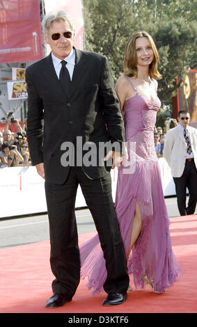 (Dpa) - Noi attore americano Harrison Ford e attrice Calista Flockhart arriva alla premiere del film "Fragile" al Festival Internazionale del Cinema di Venezia, Italia, 02 settembre 2005. Foto: Hubert Boesl Foto Stock