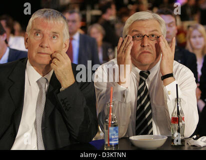 (Dpa) - Il Ministro tedesco degli interni Schily (L) e cancelleria chief Frank Walter Steinmeier seguire il duello TV del Cancelliere tedesco Gerhard Schroeder e il suo concorrente presidente CDU Angela Merkel a Berlino, Germania, 4 settembre 2005. Foto: Peer Grimm Foto Stock