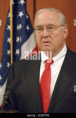 (Dpa) - William Timken, il nuovo ambasciatore statunitense in Germania, parla nel corso di una conferenza stampa a Berlino, 06 settembre 2005. Timken, un imprenditore di stato americano del Ohio, è stato il rappresentante USA in Germania dal 15 agosto 2005. Foto: Tim Brakemeier Foto Stock