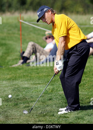 (Dpa) - Tedesco golf pro Bernhard Langer piazzole al torneo di golf tedesca Linde Masters Puhlheim vicino a Colonia, Germania, giovedì 08 settembre 2005. Il migliore del mondo per i golfisti competere nel torneo, che corre fino a domenica 11 settembre 2005. Foto: Rolf Vennenbernd Foto Stock