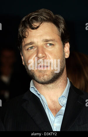 (Dpa) - attore australiano Russell Crowe arriva alla premiere del film "Cinderella Man' durante la sessantaduesima International Film Festival inVenice, Italia, 05 settembre 2005. Foto: Hubert Boesl Foto Stock