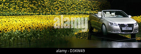 (Dpa) - l'immagine mostra la Volkswagen presidente Wolfgang Bernhard al volante della VW è di nuovo "EOS" guidando attraverso un girasole artificiale campo al 61° International Motor Show (IAA) di Francoforte sul Meno, Germania, lunedì 12 settembre 2005. La IAA è il mondo più ampio salone dell'auto di tutto il settore con quasi 1.000 espositori provenienti da 44 paesi. Le fiere Foto Stock