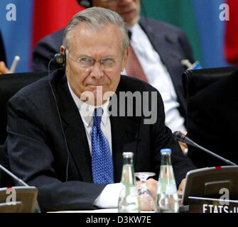 Il segretario americano alla difesa Donald Rumsfeld si siede sul suo sedile all'inizio della conferenza della NATO di Berlino, Martedì, 13 settembre 2005. I ministri della Difesa degli Stati membri della NATO di discutere durante la loro riunione informale gli sforzi di pace in Afghanistan. La Germania ha presentato la proposta di tenere una conferenza con tutte le nazioni partecipanti coinvolti nel peackeeping sforzi in Afgha Foto Stock