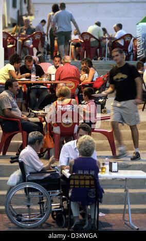 (Dpa) - l'immagine datata 14 luglio 2005 mostra gli ospiti di un open air di tapas bar presso il porto di Javea, Spagna. Foto: Alexander Ruesche Foto Stock