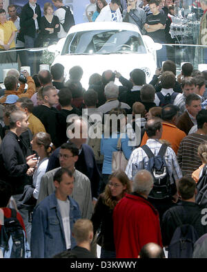 (Dpa) - visitatori presso la passeggiata passare il supporto di un produttore di automobili Porsche con la nuova Porsche Cayman all'International Motor Show (IAA) di Francoforte, in Germania, sabato, 17 settembre 2005. Foto: Frank Rumpenhorst Foto Stock