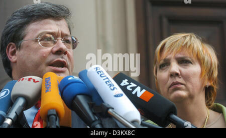 (Dpa) - Reinhard Buetikofer (L) e Claudia Roth, Presidente congiunta e la presidentessa del Partito Verde, parla con i giornalisti nel corso di una conferenza stampa a Berlino, Mercoledì, 21 settembre 2005. Le fazioni parlamentari dei Socialdemocratici (SPD) e il Partito dei Verdi ha incontrato per colloqui presso la "Haus der parlamentarischen Gesellschaft". Foto: Oliver Weiken Foto Stock