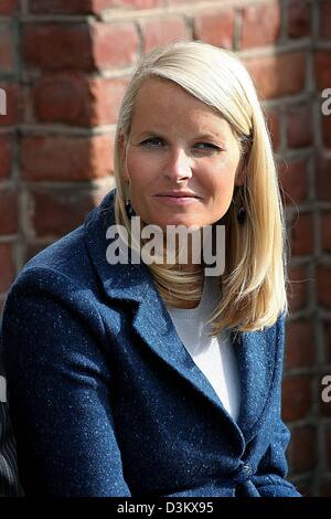 (Dpa) - l'immagine mostra la gravidanza Crown Princess Mette-Marit della Norvegia durante una visita con il suo marito di una vecchia casa di riposo in Brata, Norvegia, 21 settembre 2005. (Paesi Bassi) Foto: Albert Nieboer Foto Stock