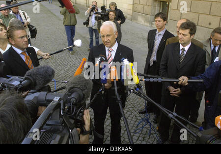 (Dpa) - presidente CSU Edmund Stoiber è intervistato da numerosi giornalisti di fronte al 'Haus der parlamentarischen Gesellschaft" di Berlino, Germania, giovedì 22 settembre 2005. Stoiber, CDU presidentessa Angela Merkel e FDP Presidente Guido Westerwelle stanno per riunirsi qui per primi colloqui esplorativi. Foto: Oliver Weiken Foto Stock