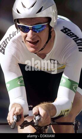 (Dpa) - Australian cycling pro Michael Rogers del Team Quick Step in azione a uomini della singola prova tempo di gara durante la Worldchampionship nel ciclismo in Spagna a Madrid, giovedì, 22 settembre 2005. La gara ha coperto una distanza di 44,1 chilometri. Foto: Bernd Thissen Foto Stock