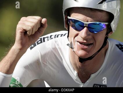 (Dpa) - Australian cycling pro Michael Rogers del Team Quick Step festeggia dopo aver vinto l'uomo singolo time trial gara durante la Worldchampionship nel ciclismo in Spagna a Madrid, giovedì, 22 settembre 2005. Rogers ha vinto l'oro e sono riusciti a difendere il suo titolo che ha vinto l'anno precedente. Foto: Bernd Thissen Foto Stock