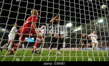 (Dpa) - Stuttgart, portiere Timo Hildebrand (L, rosso maglia tricot) stand preparato per prendere la palla davanti al suo obiettivo in Bundesliga partita di calcio tra VfB Stuttgart e Hamburger SV all'Gottlieb-Daimler soccer stadium di Stoccarda, Germania, Mercoledì, 21 settembre 2005. Stoccarda ha perso la partita 1-2. Foto: Bernd Weissbrod Foto Stock