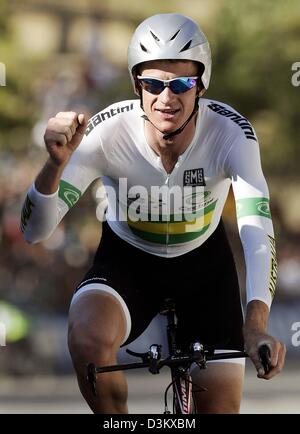 (Dpa) - Australian cycling pro Michael Rogers del Team Quick Step festeggia dopo aver vinto l'uomo singolo time trial gara durante la Worldchampionship nel ciclismo in Spagna a Madrid, giovedì, 22 settembre 2005. Rogers ha vinto l'oro e sono riusciti a difendere il suo titolo che ha vinto l'anno precedente. Foto: Bernd Thissen Foto Stock