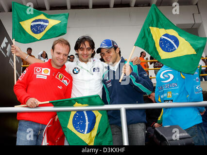 (Dpa) - Brazilan piloti di Formula Uno Rubens Barrichello (Ferrari), Antonio Pizzonia (BMW-Williams) e Felipe Massa (Sauber Petronas) pongono con bandiere Brasiliano prima del Gran Premio di Formula Uno del Brasile presso l'autodromo di Interlagos in Sao Paulo, Brasile, domenica 25 settembre 2005. Foto: Gero Breloer Foto Stock