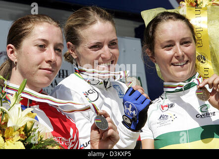 (Dpa) - Germania's cycling pro Regina Schleicher sorride dopo aver vinto le donne del mondo la gara su strada da titolo per la metà di una lunghezza di bici a Madrid, Spagna, 24 settembre 2005. La Gran Bretagna è Nicole Cooke (L) afferrato la medaglia d argento e Australia Oenone Wood la medaglia di bronzo.come previsto il centro città corso ha prodotto un cagey gara con un mazzetto di sprint nel finale di pochi metri di 126 chilometri Foto Stock