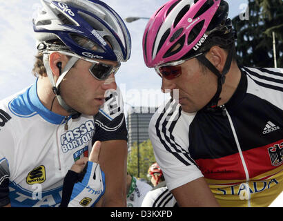 (Dpa) - Tedesco ciclismo pro Erik Zabel colloqui per il suo futuro compagno di squadra italiano Alessandro Petachi prima per il campionato del mondo di corsa su strada a Madrid, Spagna, 25 settembre 2005. Come predetto il centro città corso ha prodotto un cagey gara con un mazzetto di sprint nel finale di pochi metri di 273 chilometri di corso. Belga di Tom Boonen aveva conquistato il corona. Foto: Bernd Thissen Foto Stock